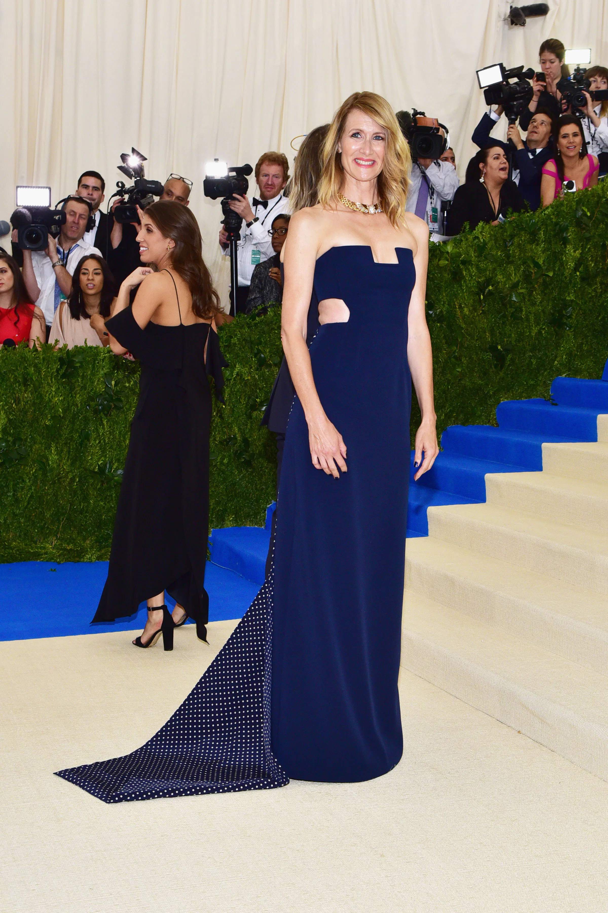 karlie kloss blue dress Karlie Kloss showcases her incredible post-baby body in dress for Kendall  Jenner's Hamptons party