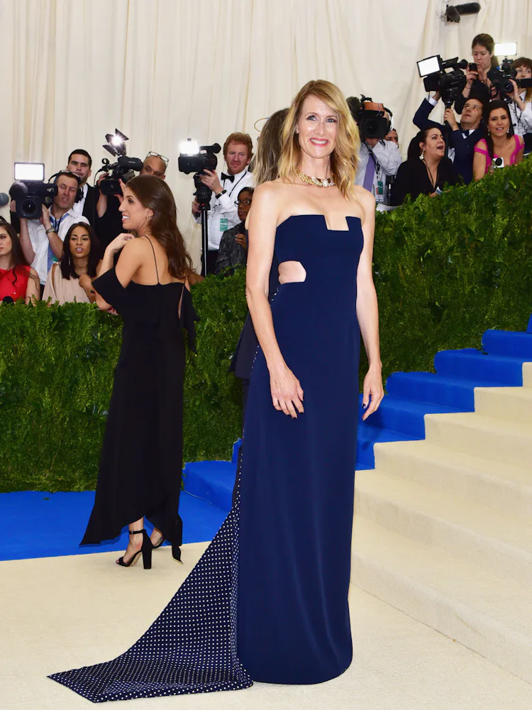 karlie kloss blue dress Karlie Kloss showcases her incredible post-baby body in dress for Kendall Jenner's Hamptons party