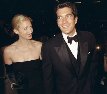  John F. Kennedy Jr. and his wife, Carolyn Bessette Kennedy at an event in 1998