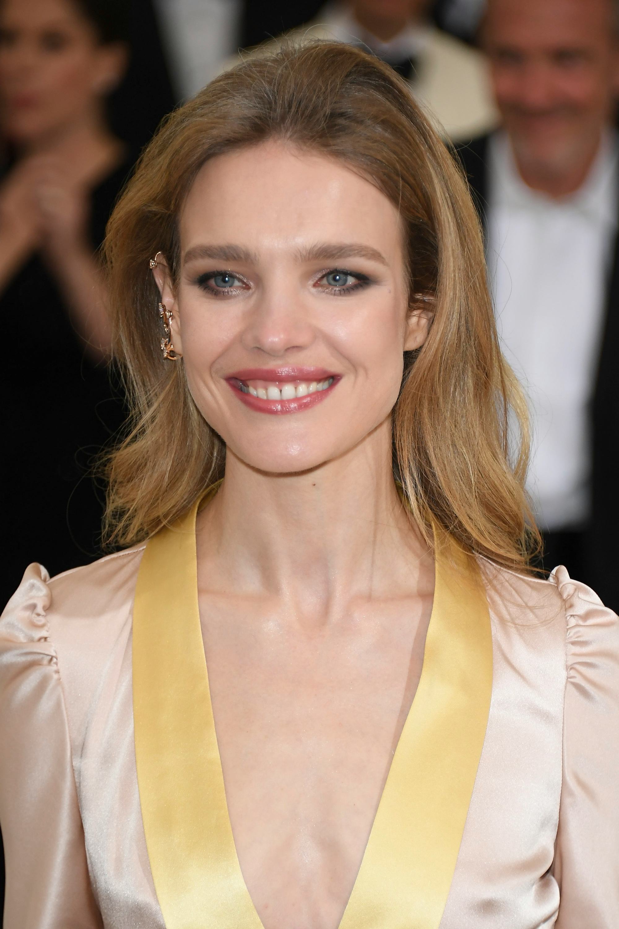 Supermodel Natalia Vodianova Makes Messy Hair and No Makeup Look Flawless  on the Red Carpet