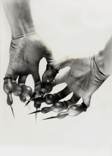 Zärtlicher Tanz photo of two hands with sharp fingers