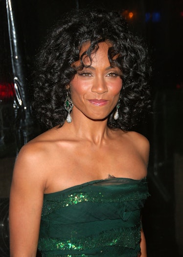 jada Pinkett-Smith poses for a picture 11 December 2007 at the premiere of "I AM Legend" 