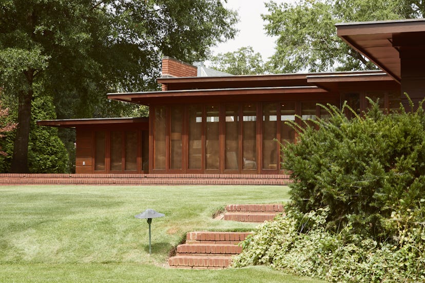 An outside view of Frank Lloyd Wright’s Stunning Rosenbaum House with its front yard