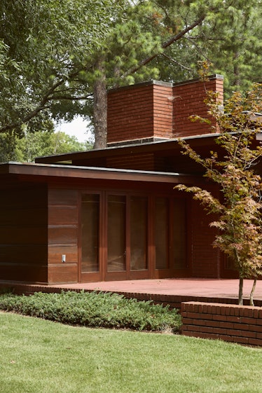 An outside view of Frank Lloyd Wright’s Rosenbaum House with its front yard 
