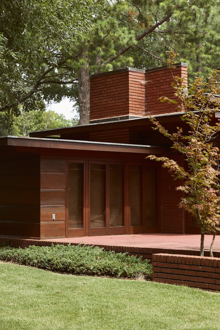An outside view of Frank Lloyd Wright’s Rosenbaum House with its front yard 