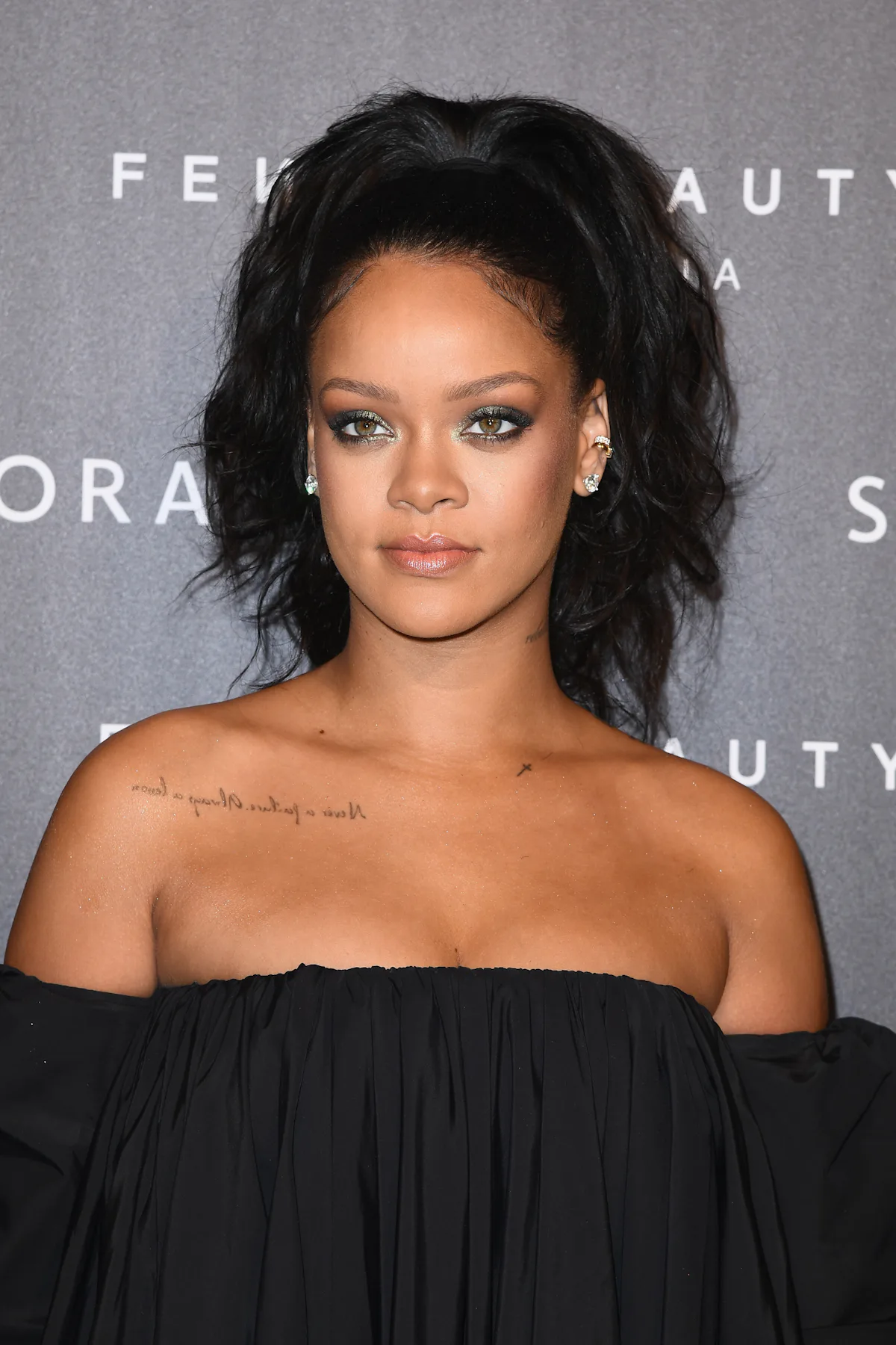 Rihanna Fairy Godmother Of Beauty Did Her Fans Makeup Herself At The Fenty Beauty Holiday Collection Launch