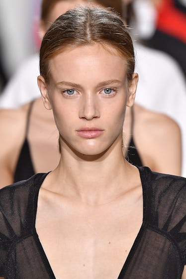 10 Effortless “No Makeup” Looks from Fashion Week To Master This Fall