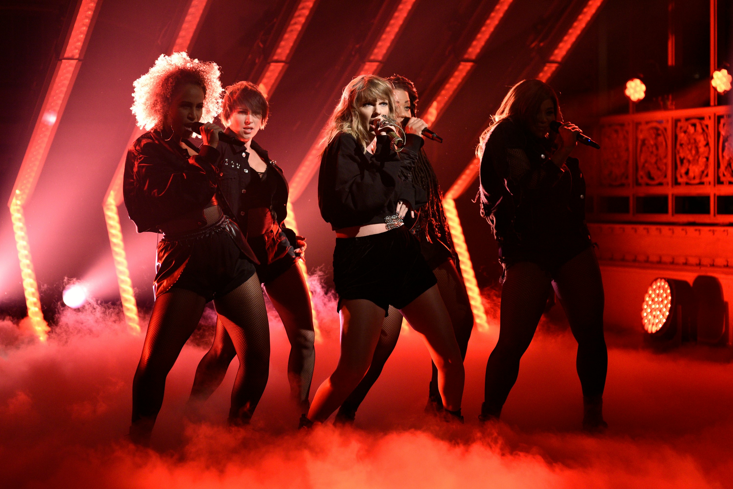Taylor Swift Showed Off Her Dance Moves On Saturday Night Live