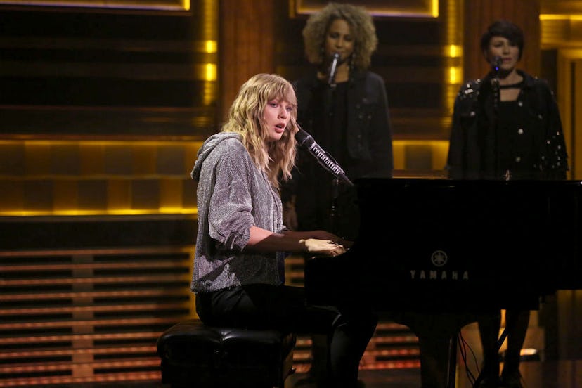 Taylor Swift Plays New Single ‘New Year’s Day’ on The Tonight Show