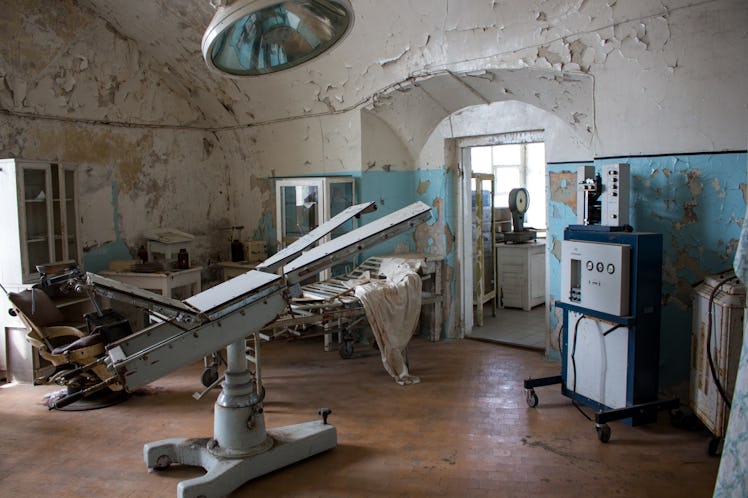 Old_machinery_in_Patarei_prison_surgery_room_Estonia.jpg