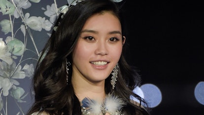 Ming Xi Falls During Victoria's Secret Show and Gizele Oliveira Helps Her