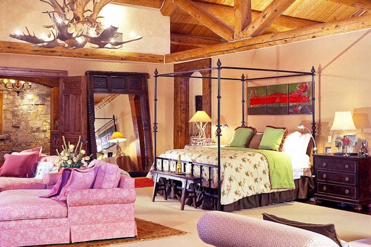 Ariana Grande and Mac Miller’s bedroom in the mansion in Mountain Village, Colorado.