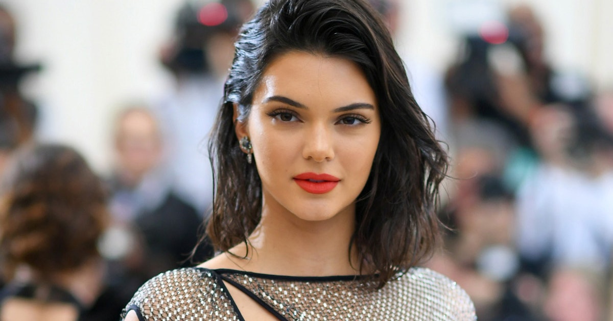 Kendall Jenner exhibits a pimple before Christian Dior's make-up