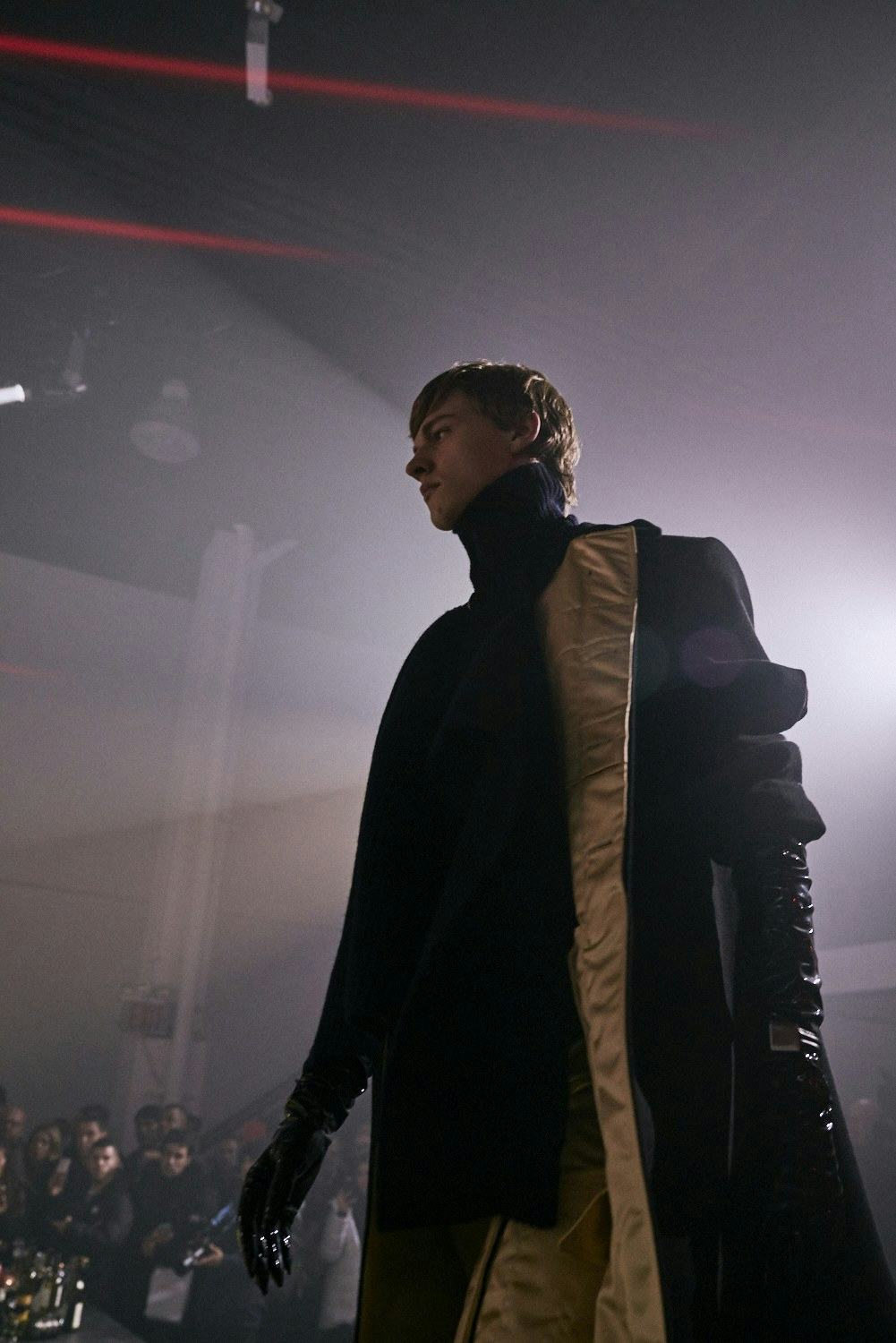 ラフシモンズ　2018AWコート DRUGS Raf Simons's Fall 2018 Menswear Show Was a Drug-Themed