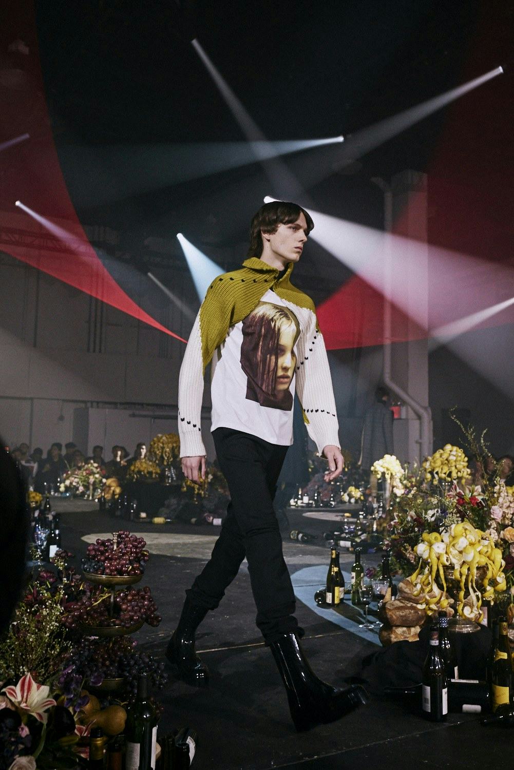 ラフシモンズ　2018AWコート DRUGS Raf Simons's Fall 2018 Menswear Show Was a Drug-Themed