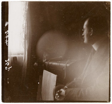 Edvard Munch på sin reisekoffert I
