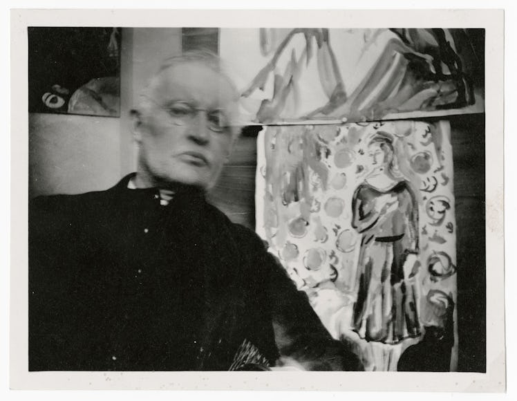 Edvard Munch med briller, foran to akvareller og «Stående dame med samojed» II