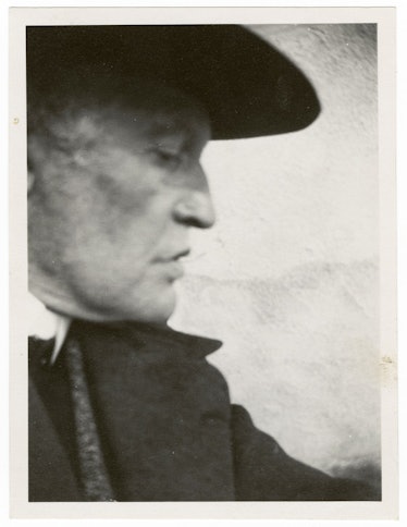 Edvard Munch med hatt, i profil mot høyre