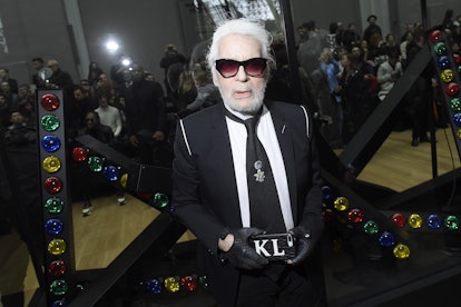 https://imgix.bustle.com/wmag/2018/04/12/5acf9497077f7752d78189a7_karl-lagerfeld-beard.jpg?w=414&h=276&fit=crop&crop=faces&auto=format%2Ccompress