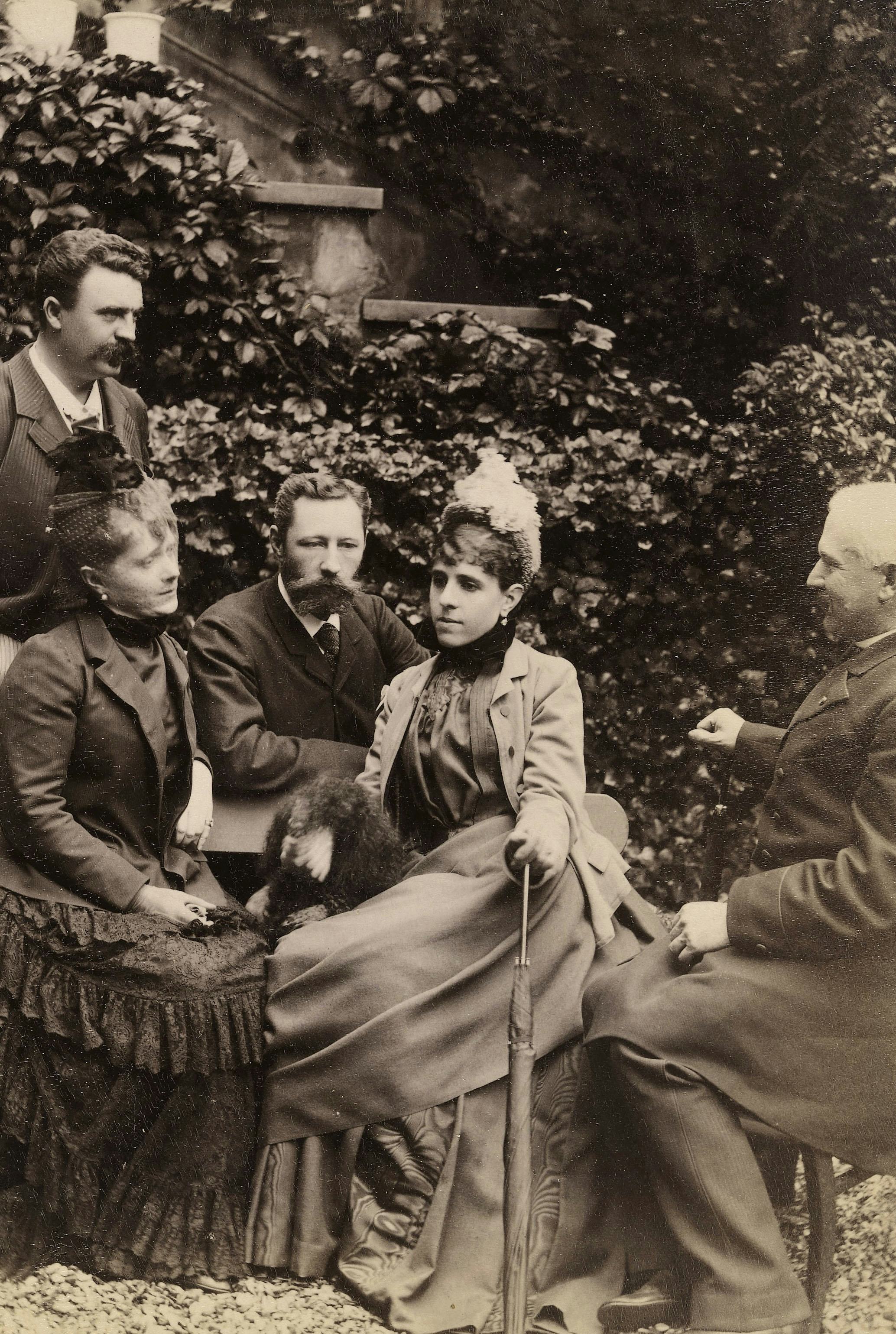 1852年 古書 LAURE ET ANNA How Three 19th-Century Parisian It Girls Became the Original