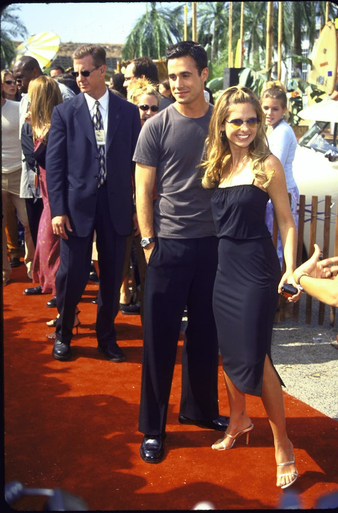 Sarah Michelle Gellar and Freddie Prinze Jr. posing on the red carpet.