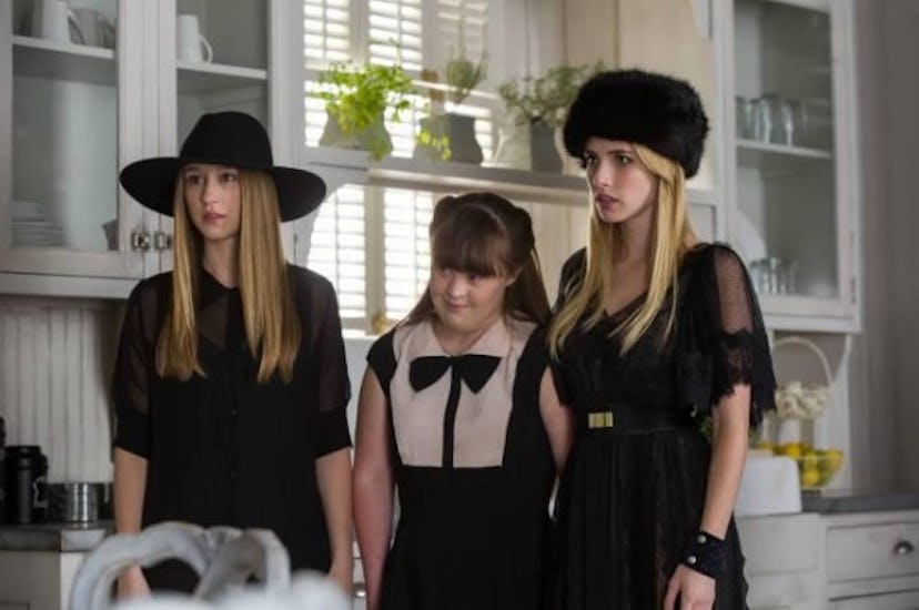 american-horror-story-coven-head-taissa-farmiga-jamie-brewer-emma-roberts-600x399.jpg