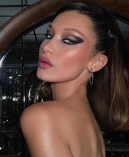 hadid sister with a cat eye makeup look