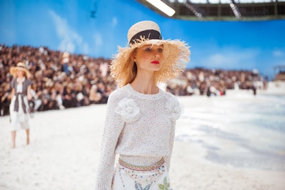 CHANEL 2019 Spring Runway Sand by the Sea PVC Pearl Medium Classic