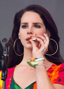 Lana Del Rey smoking