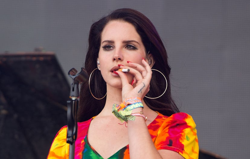 Lana Del Rey smoking