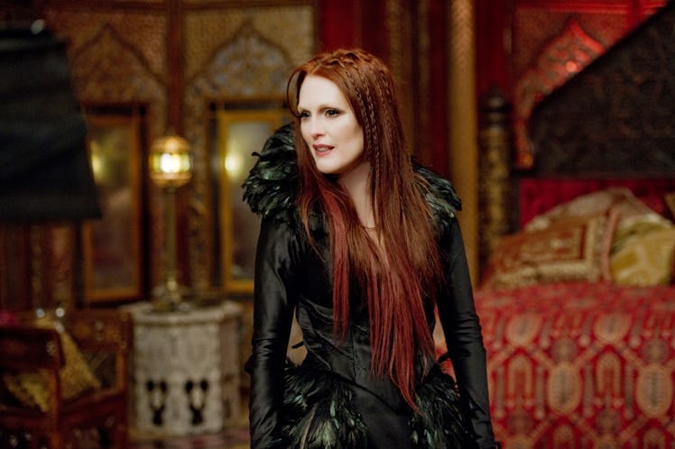 Julianne Moore wearing all black, playing a witch in 'Seventh Son'