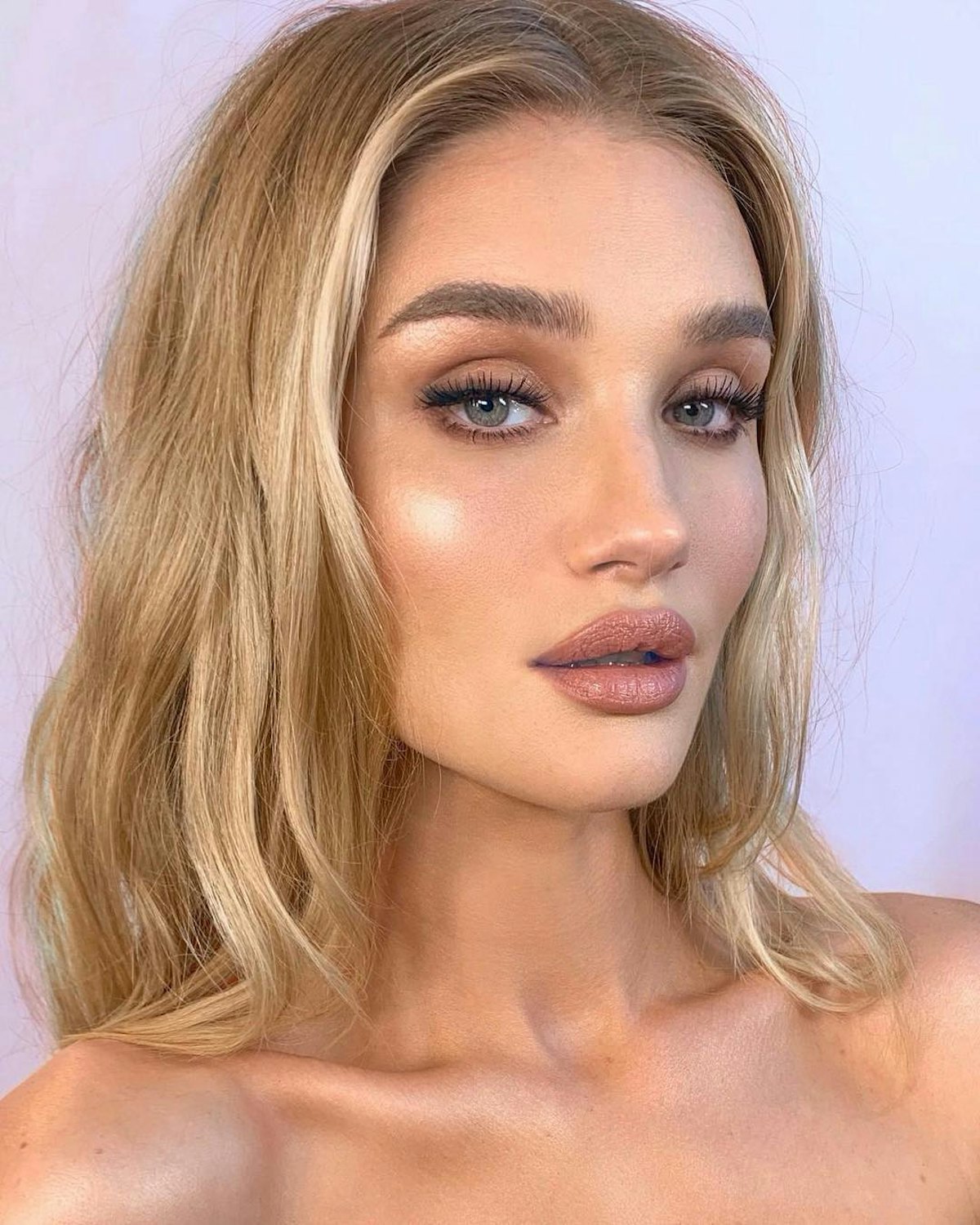 Rosie Huntington-Whiteley's Smokey Eye, Zoë Kravitz's Bare Skin, and More of the Best Beauty Moments of the Week