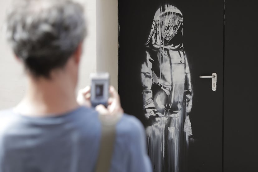 TOPSHOT-FRANCE-STREET-ART-BANKSY
