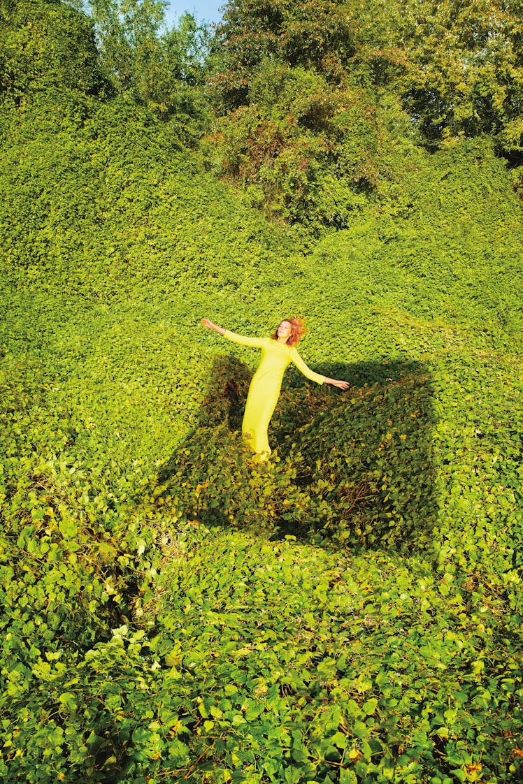 Daria Werbowy in a field