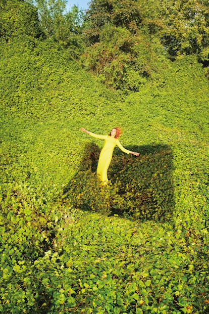 Daria Werbowy in a field