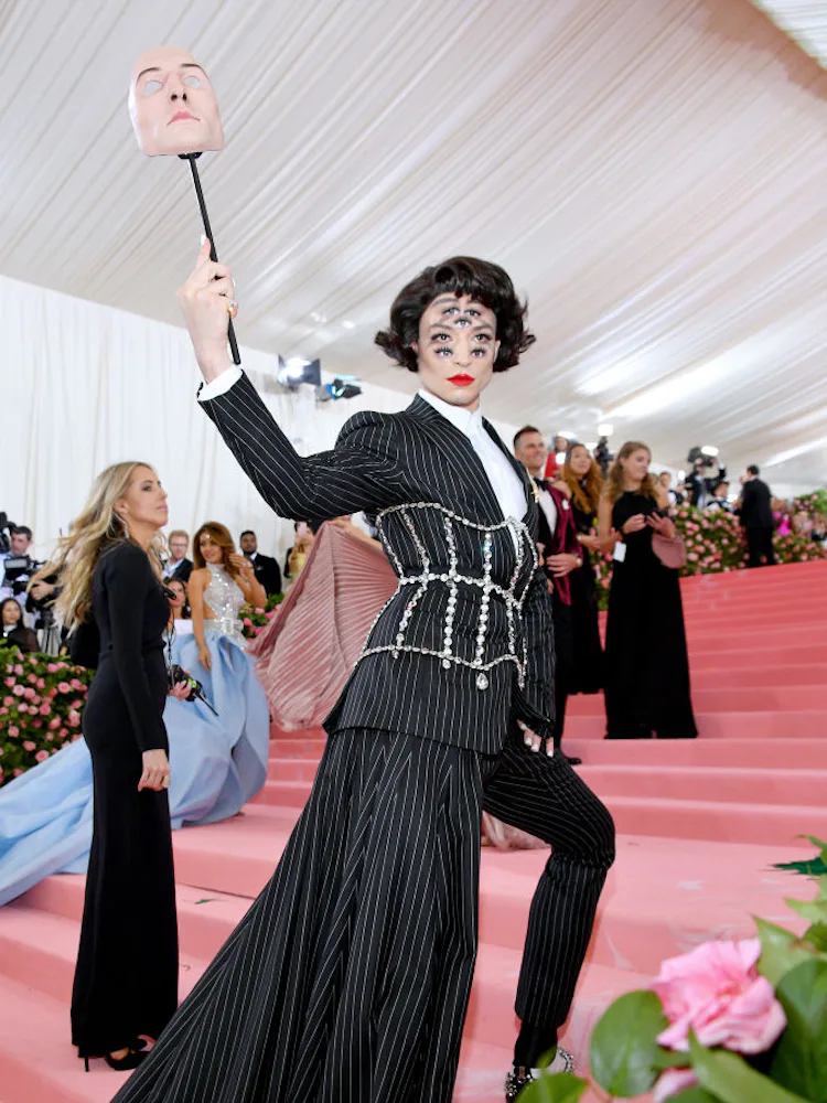 2019 met gala mugler corset dress Kim Kardashian West's Mugler dress took eight months to make Kim Kardashian at the 2019 Met Gala