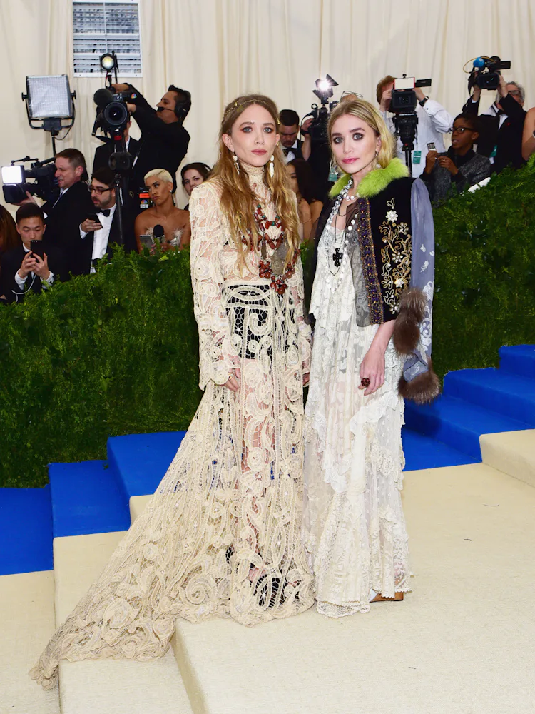 mary kate olsen backless dress Olsen Twin Leaning over in The Backles Purple Dress