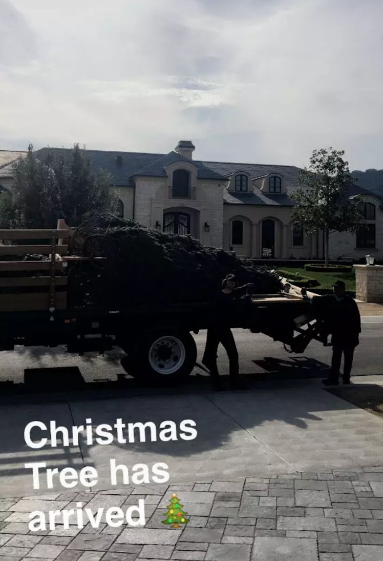 An Instagram story by Kylie Jenner with a group of people arriving with a truck with a Christmas tre...