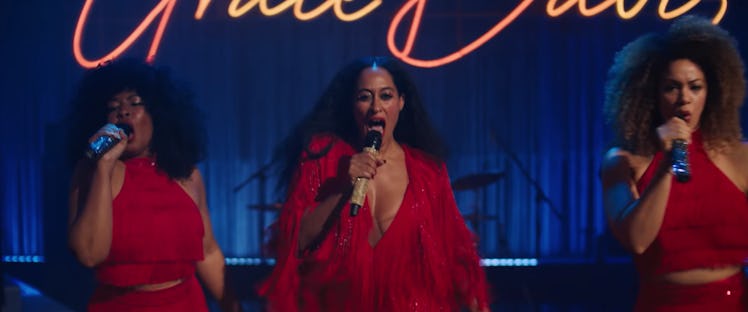 Beyonce Knowles, Anika Noni Rose, and Jennifer Hudson singing while wearing red dresses 