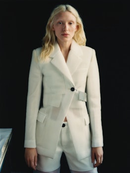 Maggie Maurer posing in white Peter Do jacket and jeans