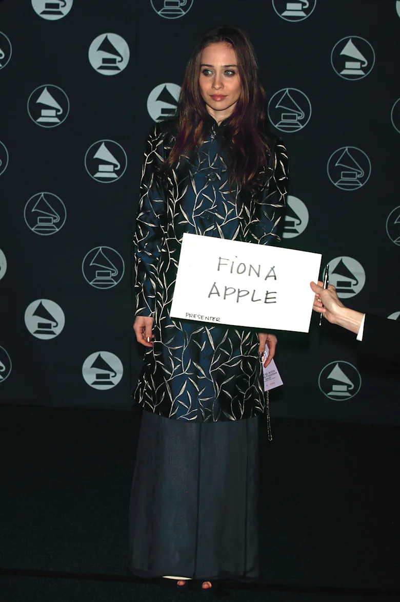 fiona apple green dress Fiona Apple in fully latex, malachite patterned Thierry Mugler FW99 at the 2000 Academy Awards : r/whatthefrockk