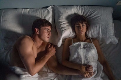 Daisy Edgar-Jones and Paul Mescal in a bed 