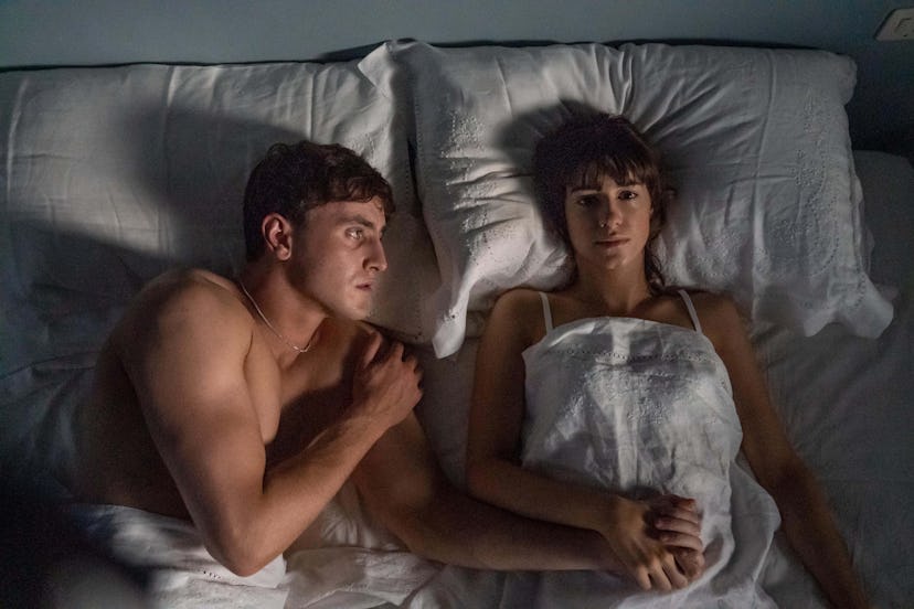 Daisy Edgar-Jones and Paul Mescal in a bed