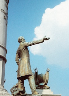 A statue of Jefferson Davis