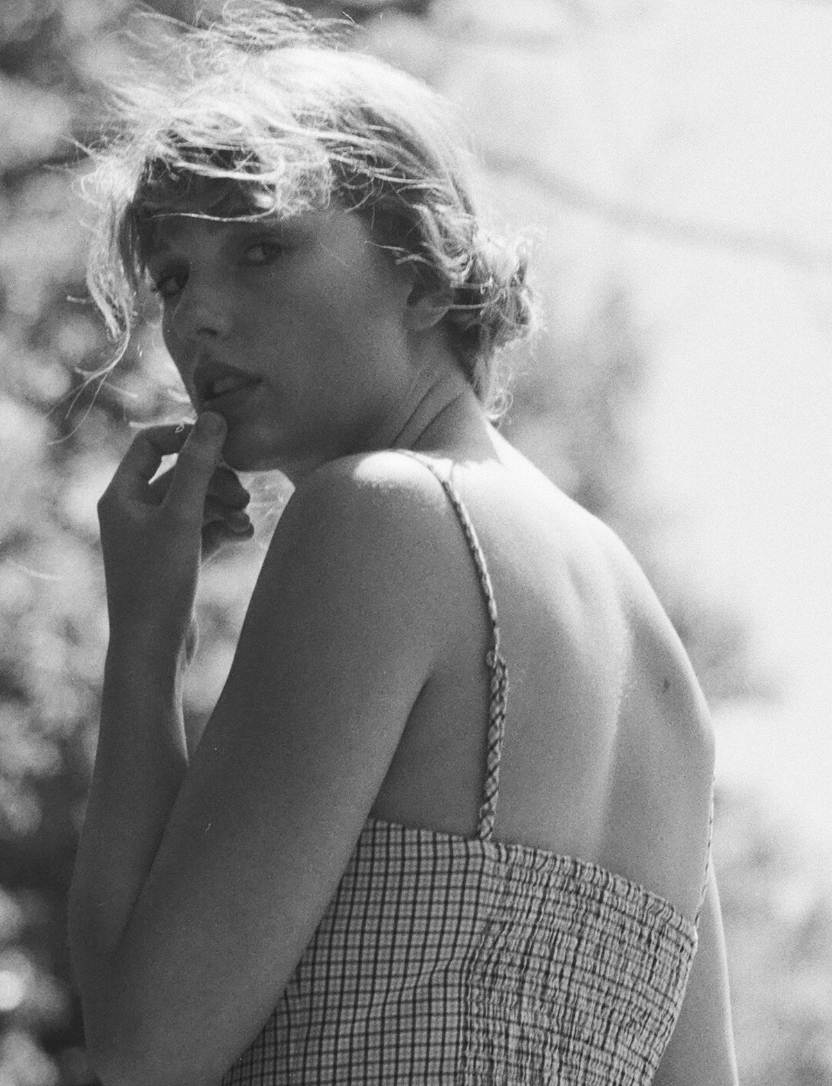 Taylor Swift Has Discovered Cottagecore Taylor Swift Has Discovered Cottagecore