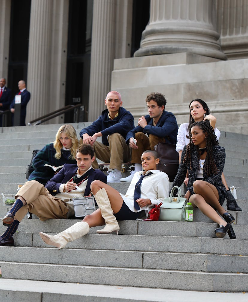 gossip girl reboot cast on met steps