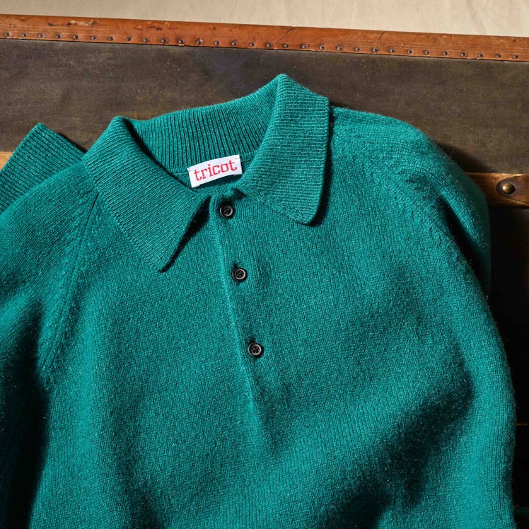 Tricot Ambiance green sweater placed on a brown surface