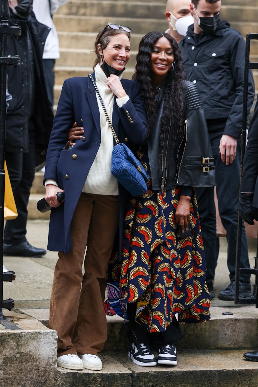 Christy Turlington and Naomi Campbell on steps