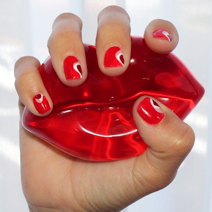 3 Valentine\'s Day Manis That Put Red Nails To Shame là những bộ móng tay rực rỡ đầy bất ngờ, giúp bạn tạo nên một phong cách nail art mới mẻ và đẳng cấp. Với những ý tưởng và hướng dẫn trong video, sẽ giúp bạn tự tạo ra những bộ móng tay đầy tình yêu và lãng mạn cho ngày Valentine này.