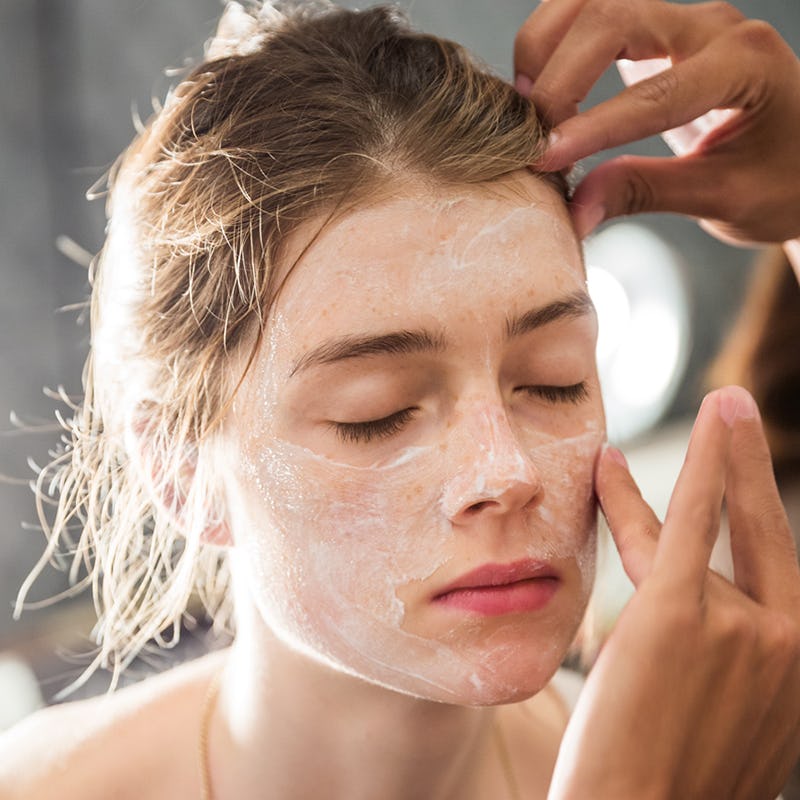 Средства уходу сухой кожей лица. Средства уходу сухой кожей лица. Девушка мажет лицо кремом. Основные этапы ухода за кожей. Этапы ухаживания за сухой кожей лица.